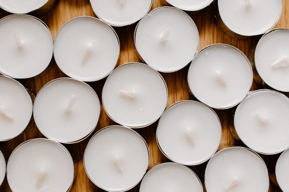 JAWSHEE Tealights, Pack of 25 Unscented Tealight Candles, with 3-4 Hours Burning Time, Odorless, Smokeless and Dripless Decorative Candles