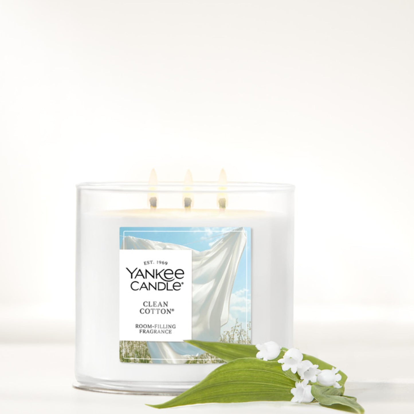 Yankee Candle Clean Cotton, Fall Scented Candle, 14.5oz 3-Wick Candle Jar with up to 40 Hours Burn Time