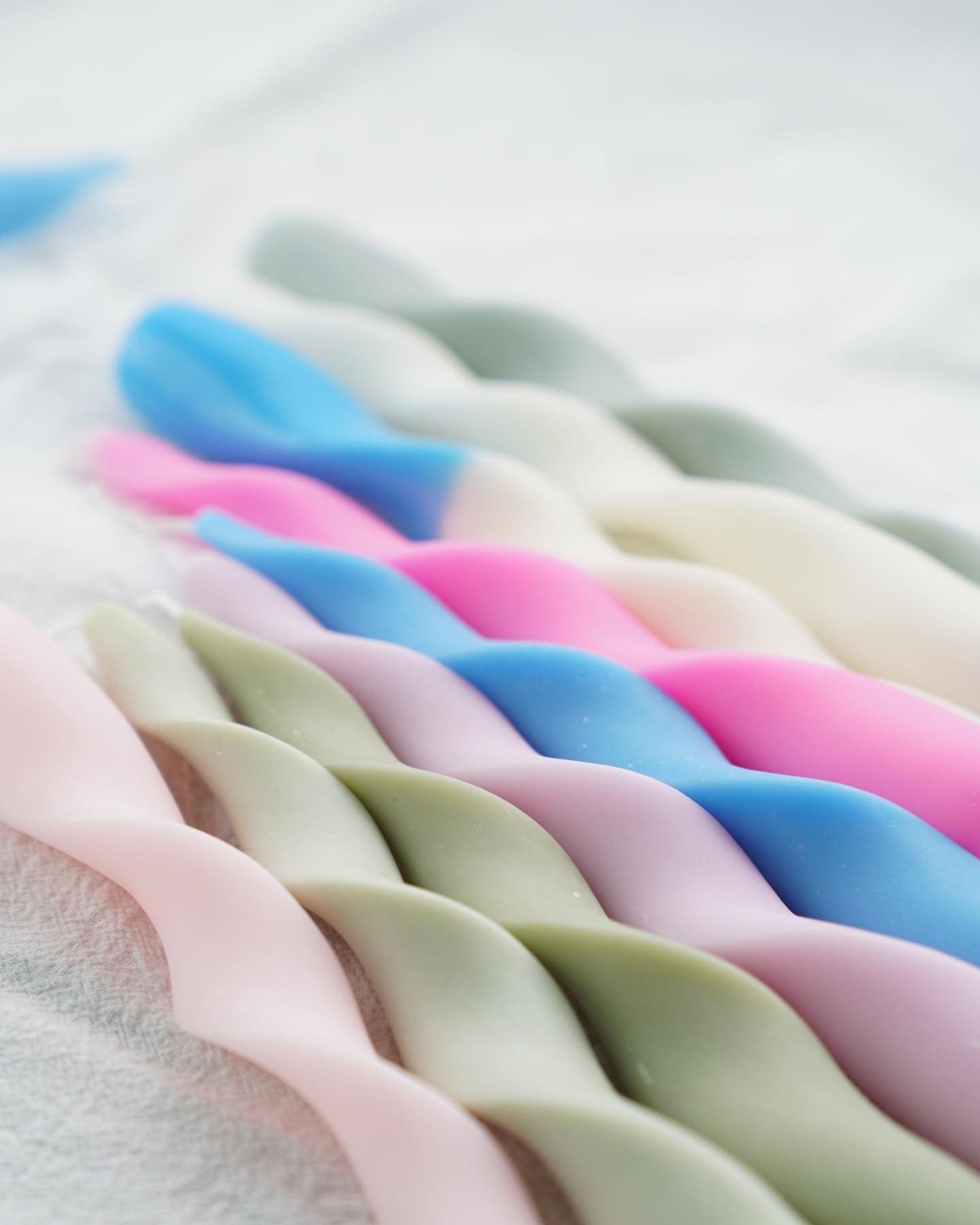 8.3 Inch Spiral Taper Candles Dripless Twisted Taper Candle Handmade from Vegan Soy Wax for Holiday Wedding Party Home Dinner Decoration Party and Any Occasion,Set of 2(Bulewhite)