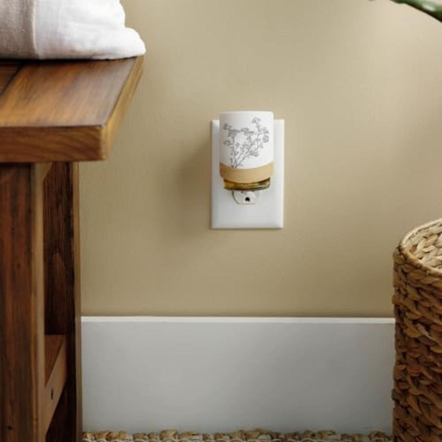 Yankee Candle ScentPlug Diffuser Warmer for Plug in Air Fresheners, Fragrance Warmer with Light, Simplicity Design (Pack of 1)