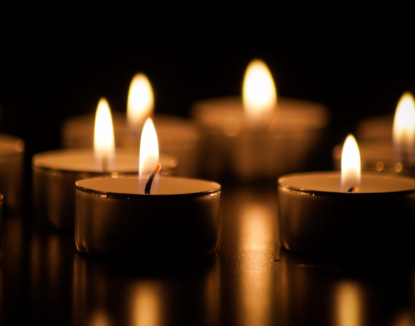 D’Light Online 7 Hours Long Burn Time Unscented White Tealight Candles in Aluminum Cup for Home Decor, Wedding, Holiday, Restaurants, Shabbat, Spa or as a Emergency Candle - Set of 400