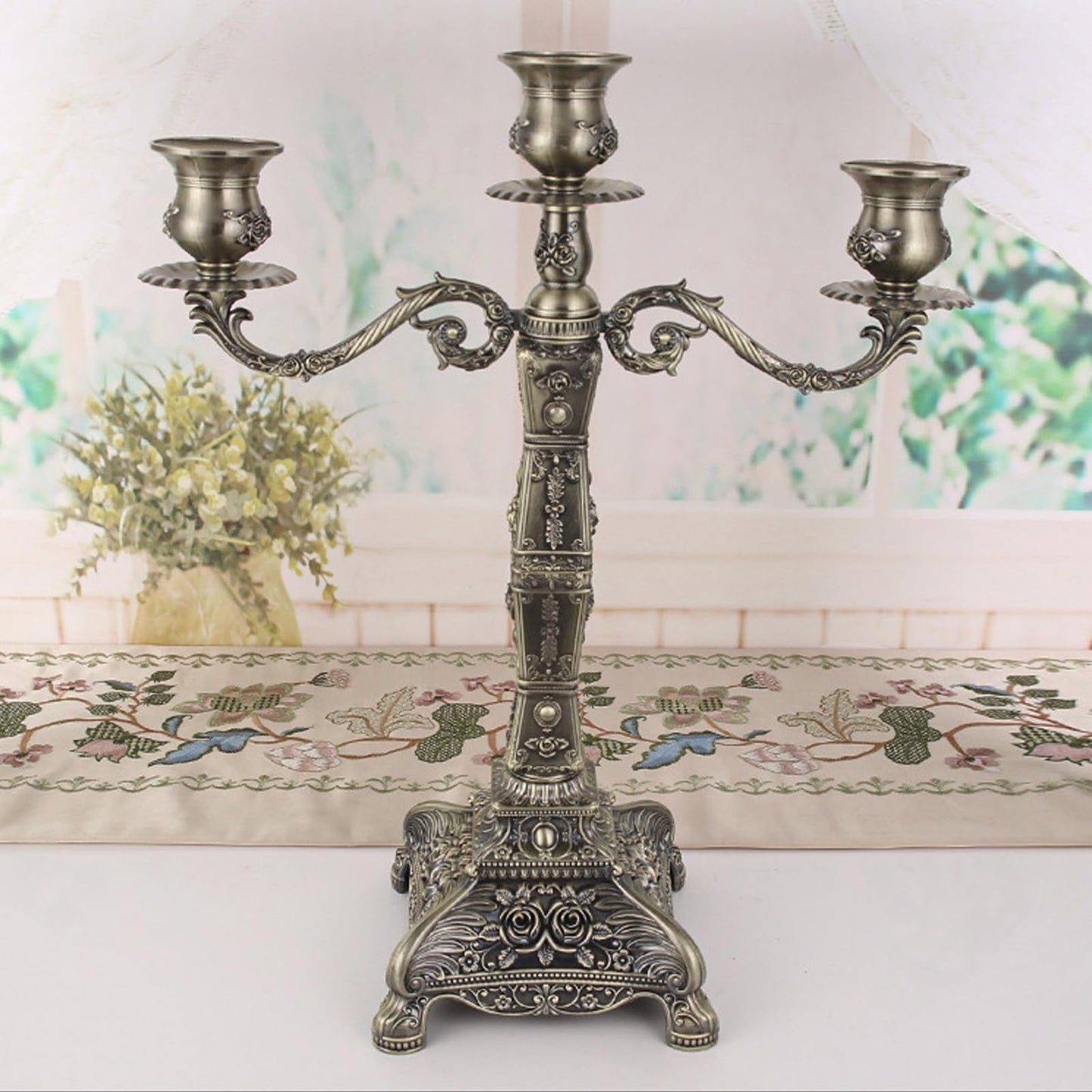 Tyenaza Metal Candelabra, European Style Retro Candlestick Holder Romantic Candle Holder Decoration Elegant Candle Stand for Wedding Dining Table Christmas Party Home Decoration (Bronze - 3 Heads)