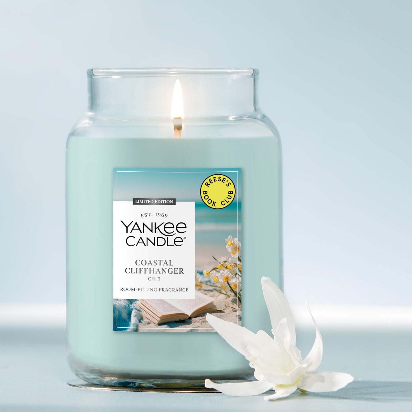Yankee Candle x Reese’s Book Club, Coastal Cliffhanger, Summer Scented Candle, Sea Daffodil Scent, Solar Florals Scent, 22oz Large Jar Candle with up to 150 Hours Burn Time, Giftable