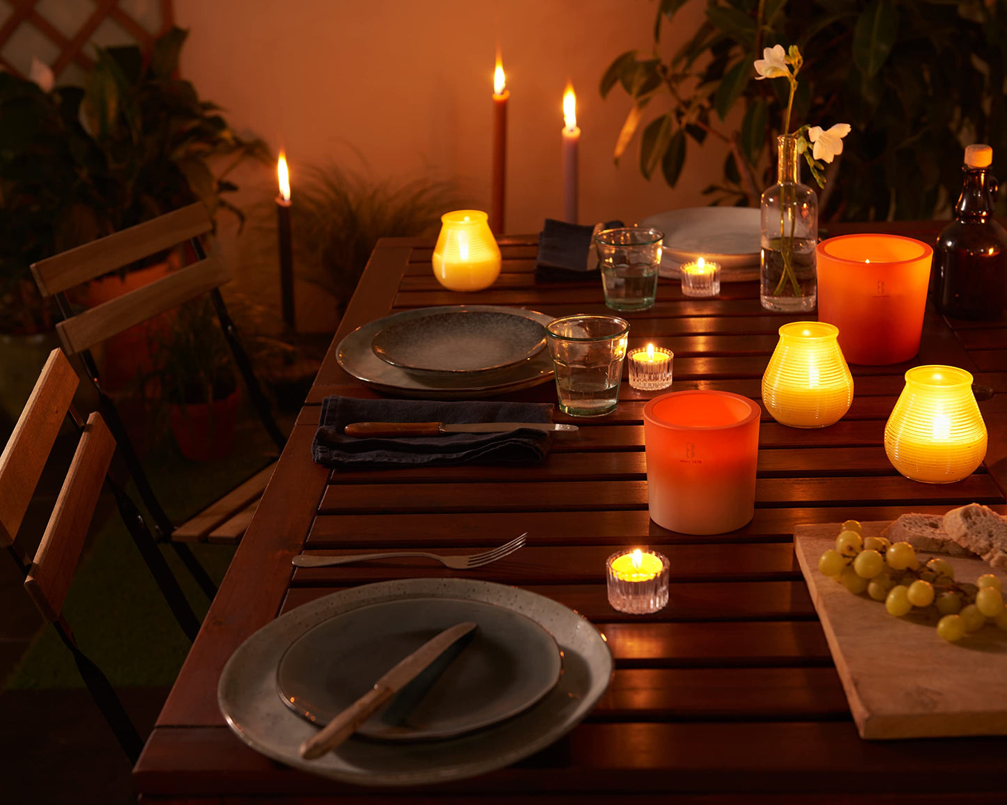 Bolsius True Citronella - Maxi Scented Tea Lights - Citronella - Pack of 8 - Long Burning Time of 8 Hours - Outdoor Candles - Natural Plant Wax - with Natural Extracts - Without Palm Oil