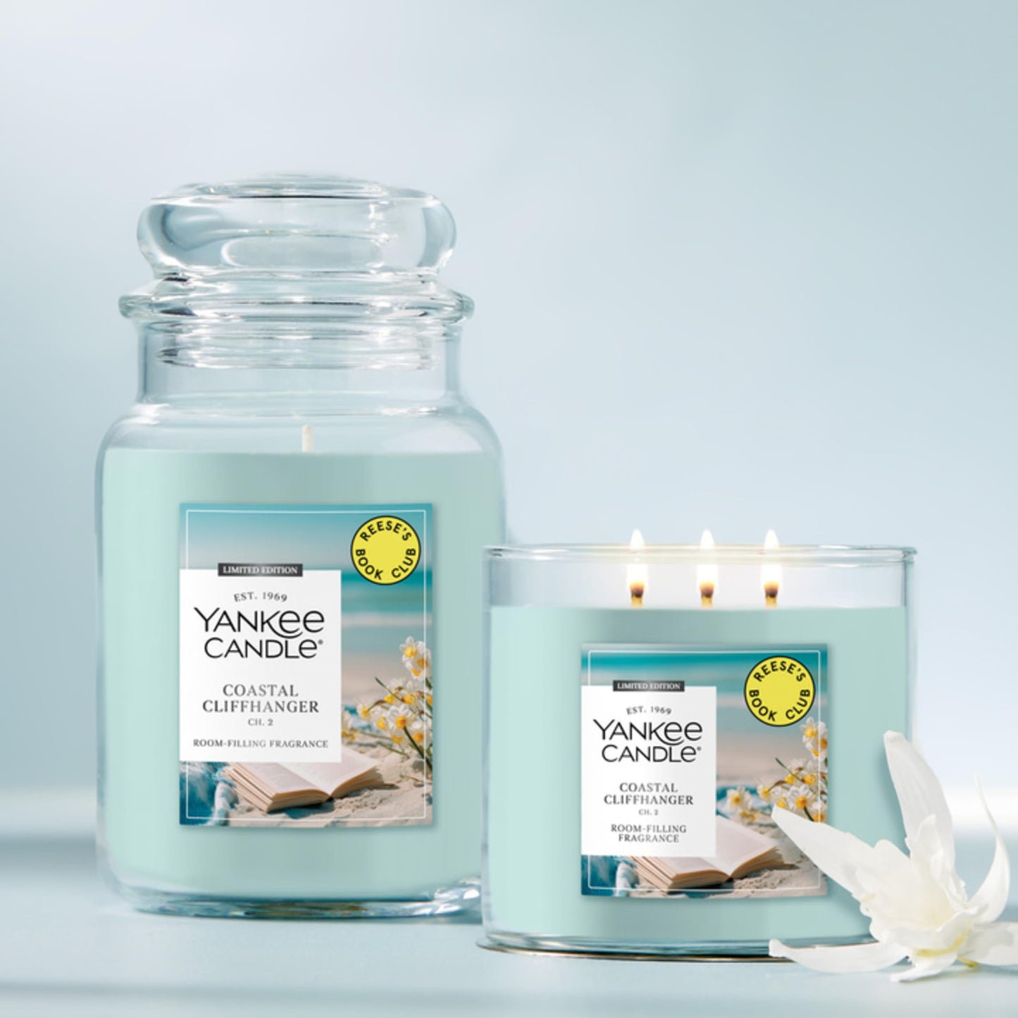 Yankee Candle x Reese’s Book Club, Coastal Cliffhanger, Summer Scented Candle, Sea Daffodil Scent, Solar Florals Scent, 22oz Large Jar Candle with up to 150 Hours Burn Time, Giftable
