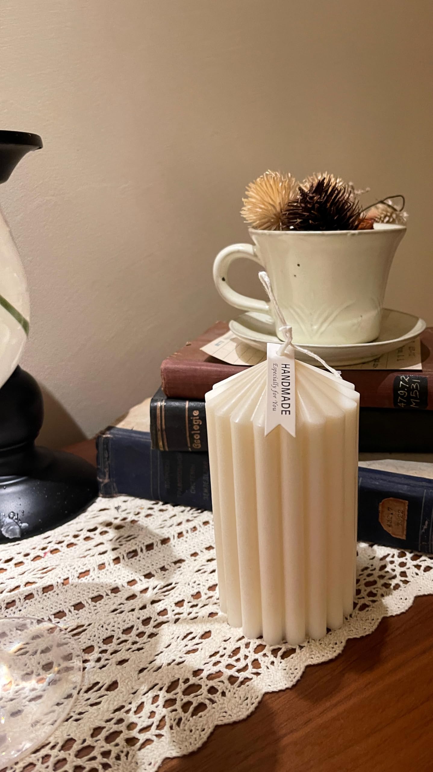 Hyznengu Ribbed Peak Pillar Candle- Large Handmade Scented Soy Wax Candle with Elegant Bubble Aesthetic， Housewarming Gift, Shelf & Coffee Table Centerpiece, White (Small)