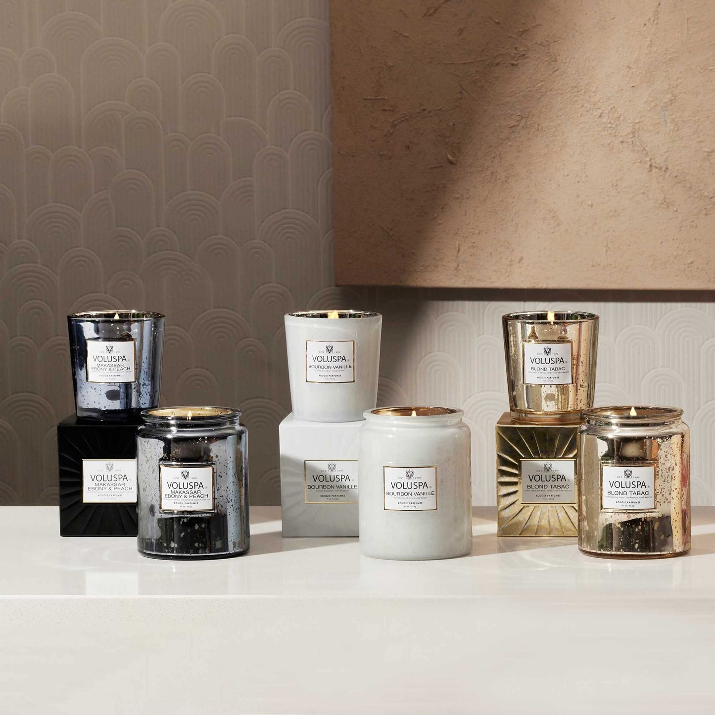 Voluspa Makassar Ebony & Peach Candle | Large Glass Jar | 18 Oz | 100 Hour Burn Time | Coconut Wax for Clean Burning |