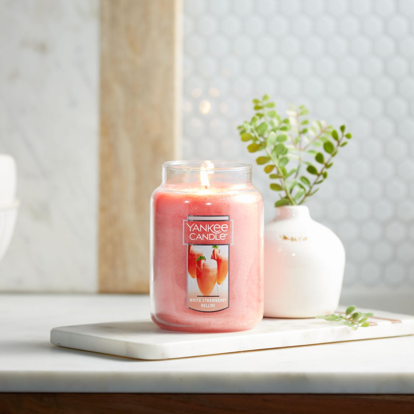 Yankee Candle Classic Large Jar Scented Candle, Single Wick Candle for Home Fragrance, Premium Wax Blend, Long Lasting Burn, White Strawberry Bellini (Pack of 1)