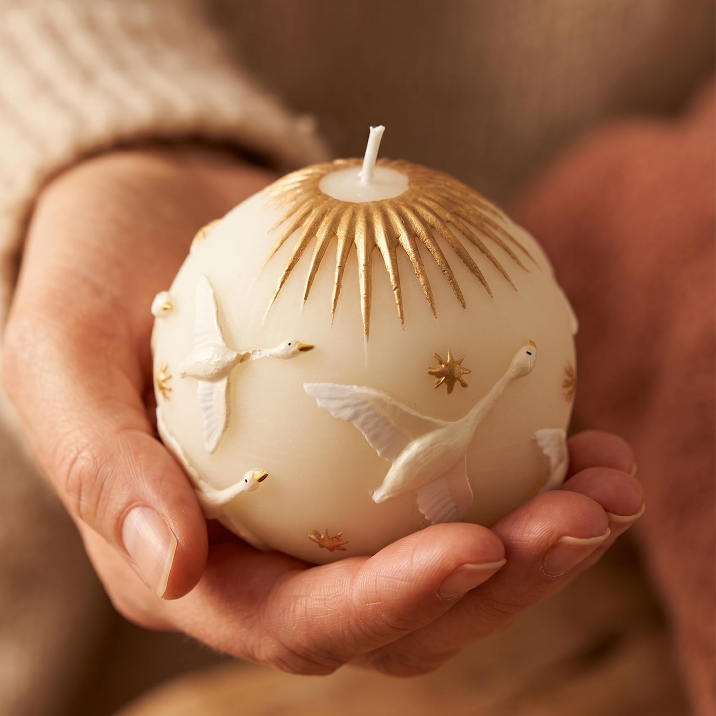 Hand-Painted Swan Ball Candles 7cm Round Soy Wax Scented Decor for Home Decorative Sphere Accent Aesthetic Gift for Women (White Eucalyptus)