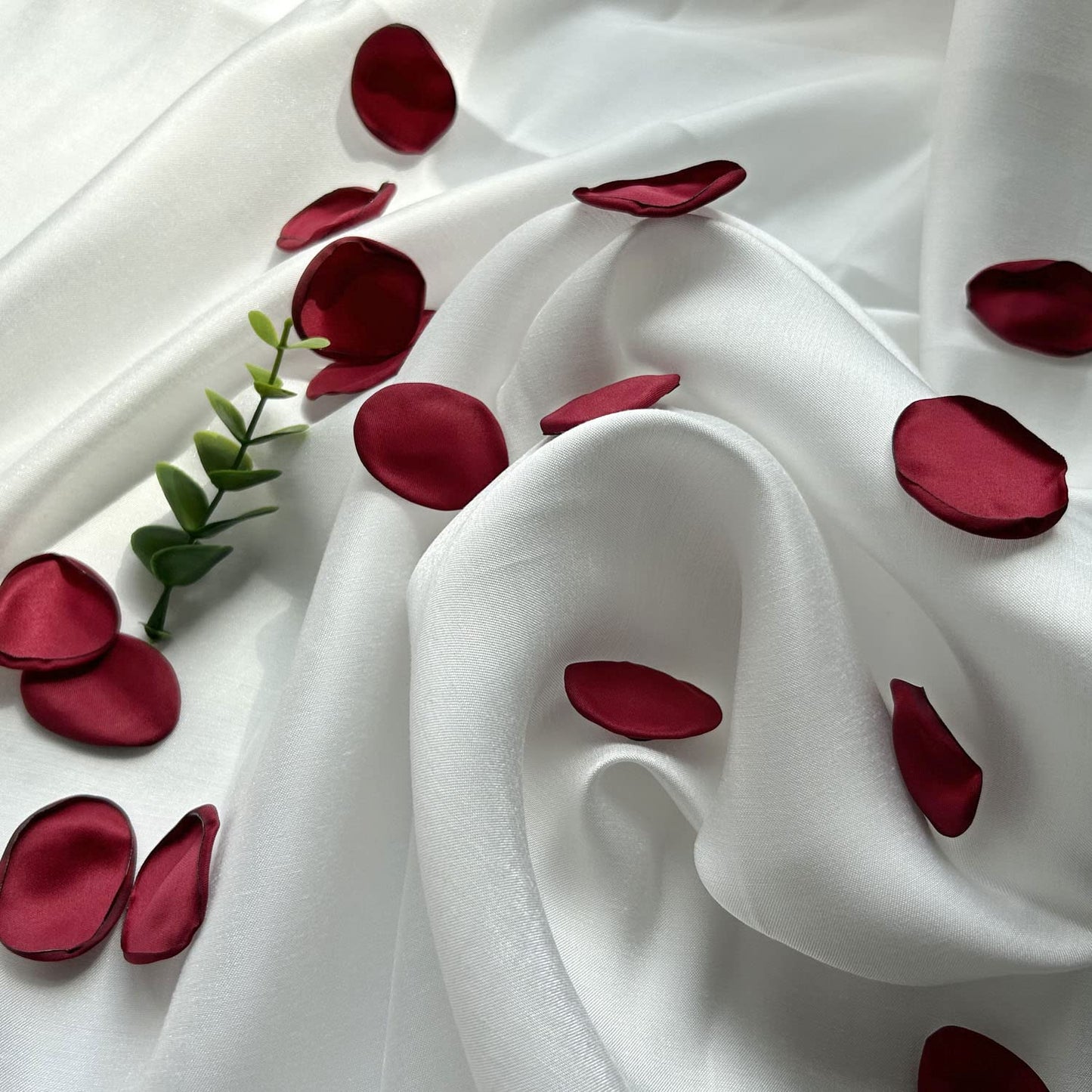 XINGXIA 400Pcs Rose Petals for Wedding Decor Burgundy Silk Petals Flower Girl Scatter Petals for Aisle Table Centerpieces Reception, Bridal Shower Proposal Party Romantic Night