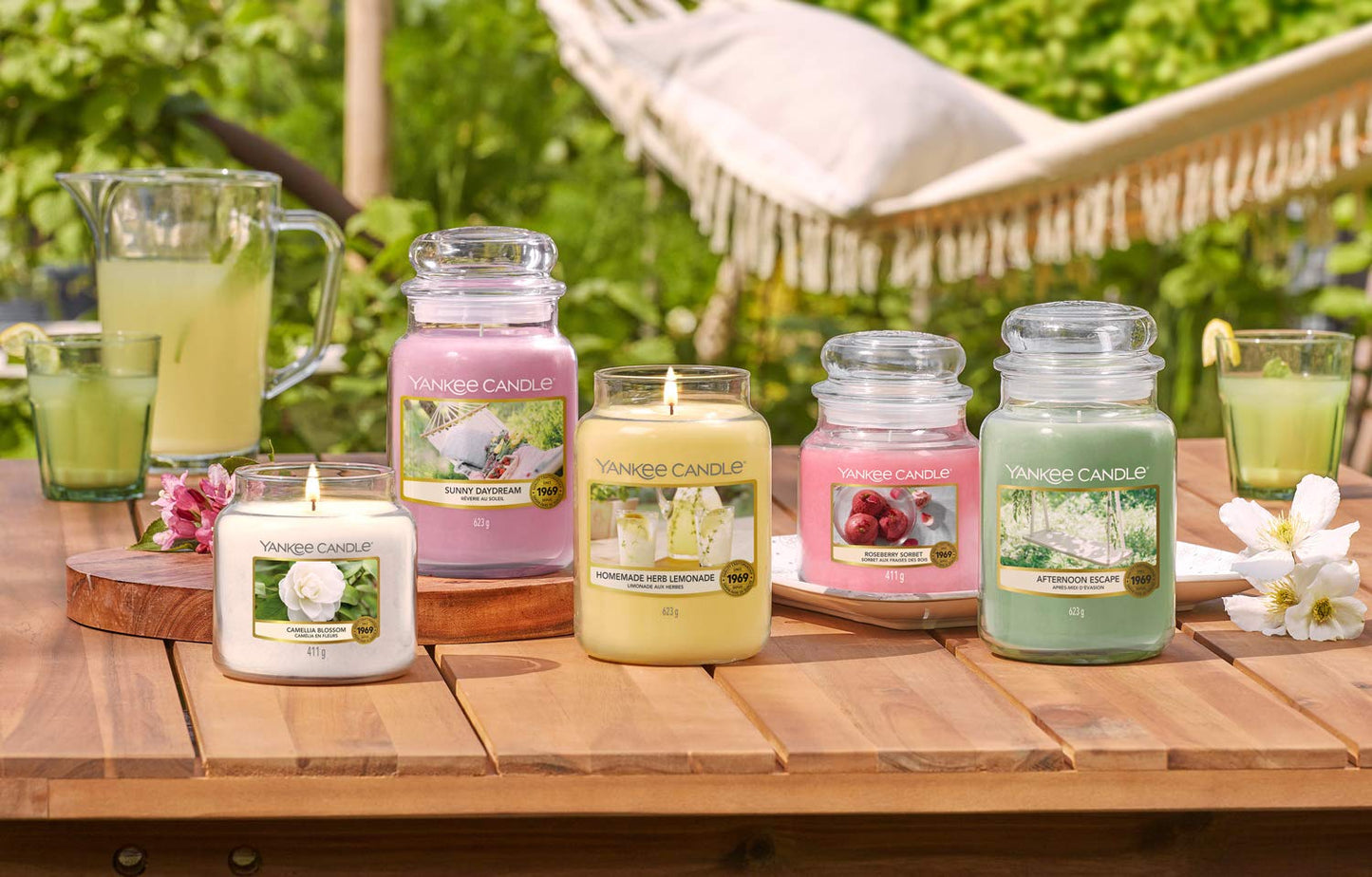 Yankee Candle Small Jar Candle | Camellia Blossom Scented Candle | Up to 30 Hours Burn Time | Garden Hideaway Collection