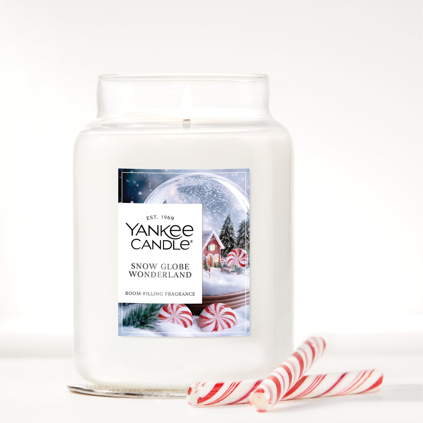 Yankee Candle Snow Globe Wonderland, Christmas Scented Candle, 22oz Large Jar with up to 150 Hour Burn Time, Giftable