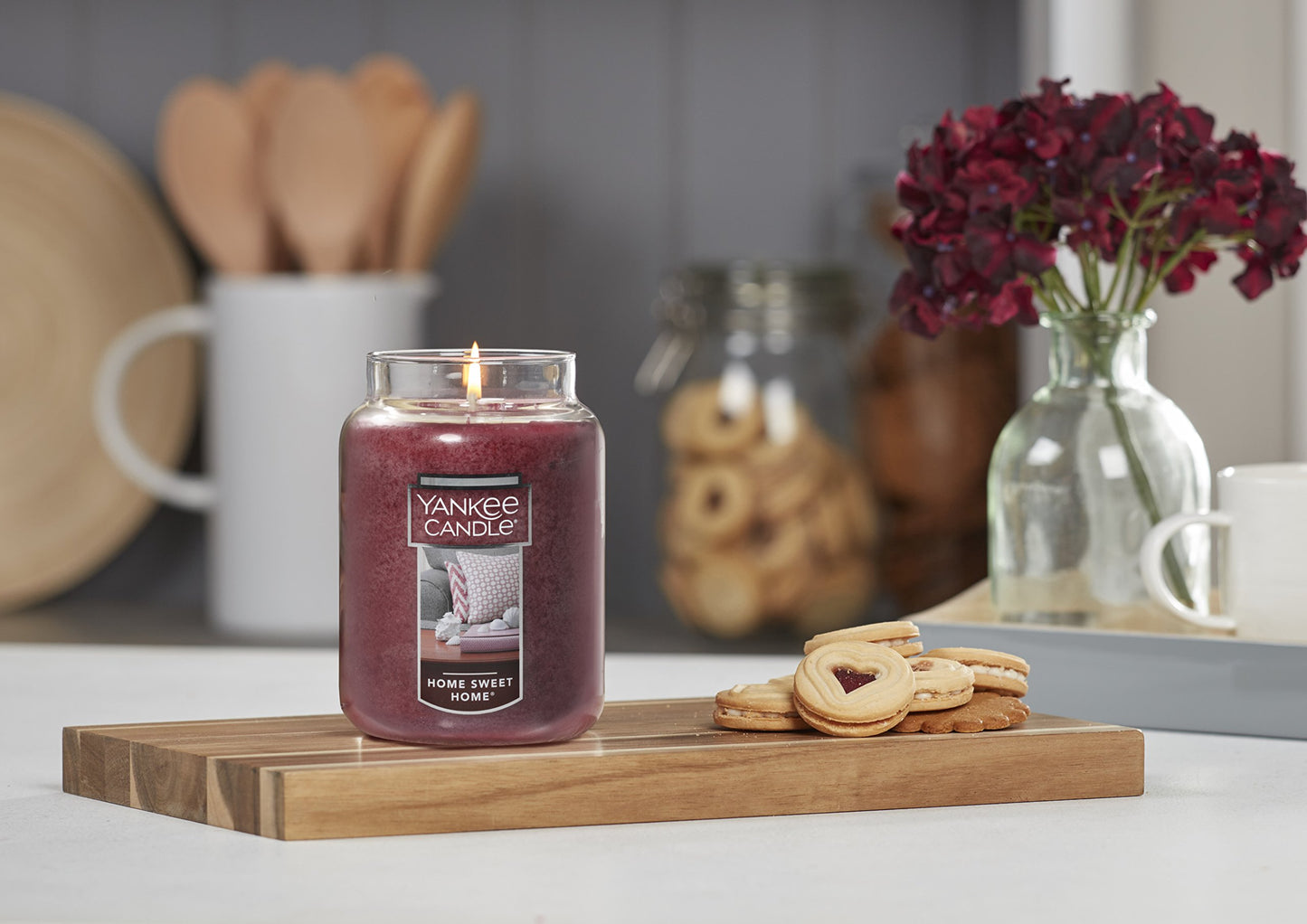 Yankee Candle Home Sweet Home Scented Classic 22oz Large Jar Single Wick Candle Over 110 Hours of Burn Time Ideal for Fall Outdoors and Christmas Decorations