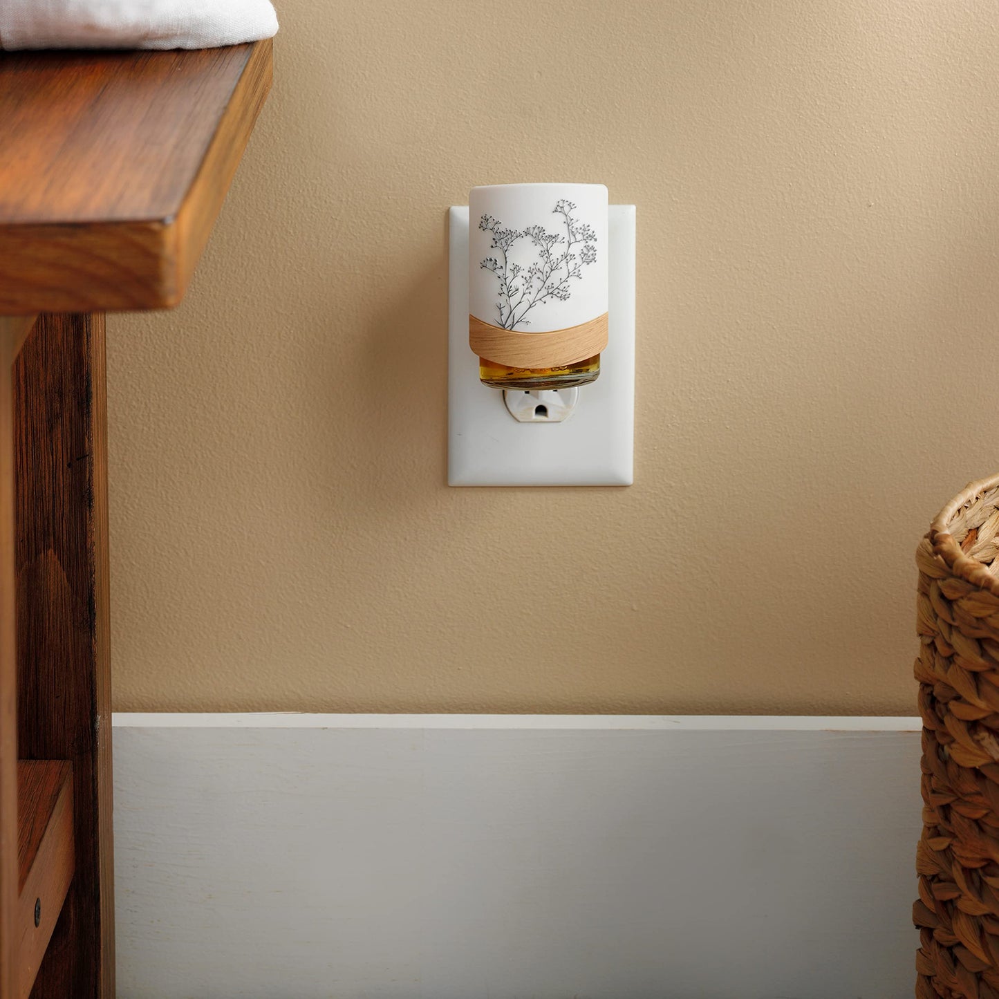 Yankee Candle ScentPlug Diffuser Warmer for Plug in Air Fresheners, Fragrance Warmer with Light, Simplicity Design (Pack of 1)