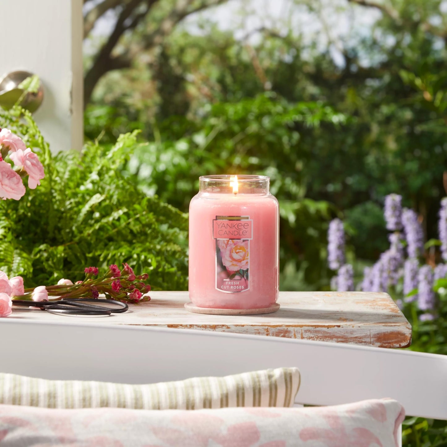 Yankee Candle Fresh Cut Roses Scented Premium 22oz Single Wick Candle Over 110 Hours of Long-Lasting Aroma Ideal for Home Decor Gifting and Events Classic Large Jar Pink (Pack of 1)