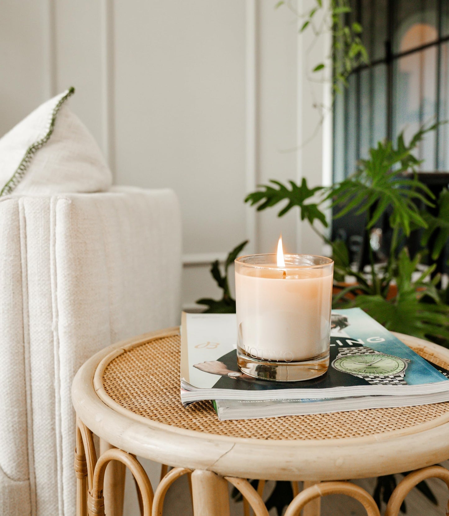 Votivo Clean Crisp White 10 oz Signature Candle | Soy Wax Blend | Luxurious Cotton Scent | Luxury Glass Jar Scented Candle & Box | Candles for Home Scented | Candle Gifts | Highly Scented