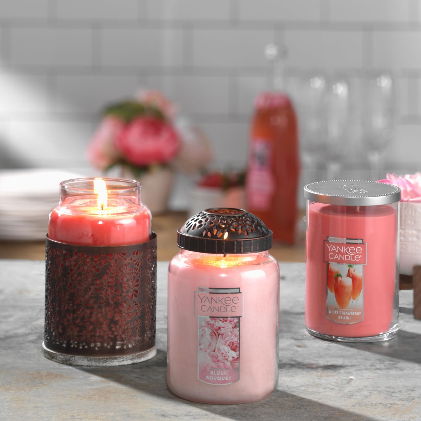 Yankee Candle Classic Large Jar Scented Candle, Single Wick Candle for Home Fragrance, Premium Wax Blend, Long Lasting Burn, White Strawberry Bellini (Pack of 1)