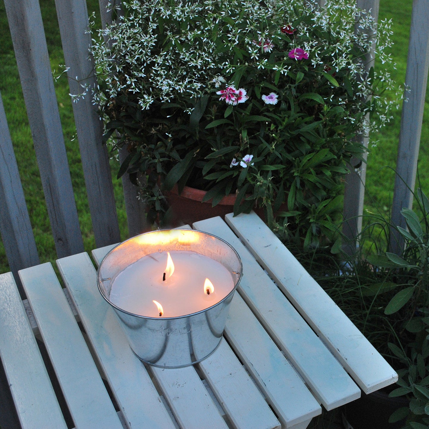 TIKI Citronella Candle 28-Ounce – Triple Wick Metal Bucket with Lid (Silver) – Long-Lasting Outdoor Candle for Patio, Deck, Garden, Backyard & Camping